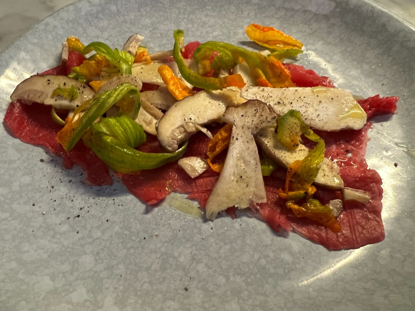 Carpaccio battuto con porcini e fiori di zucchina