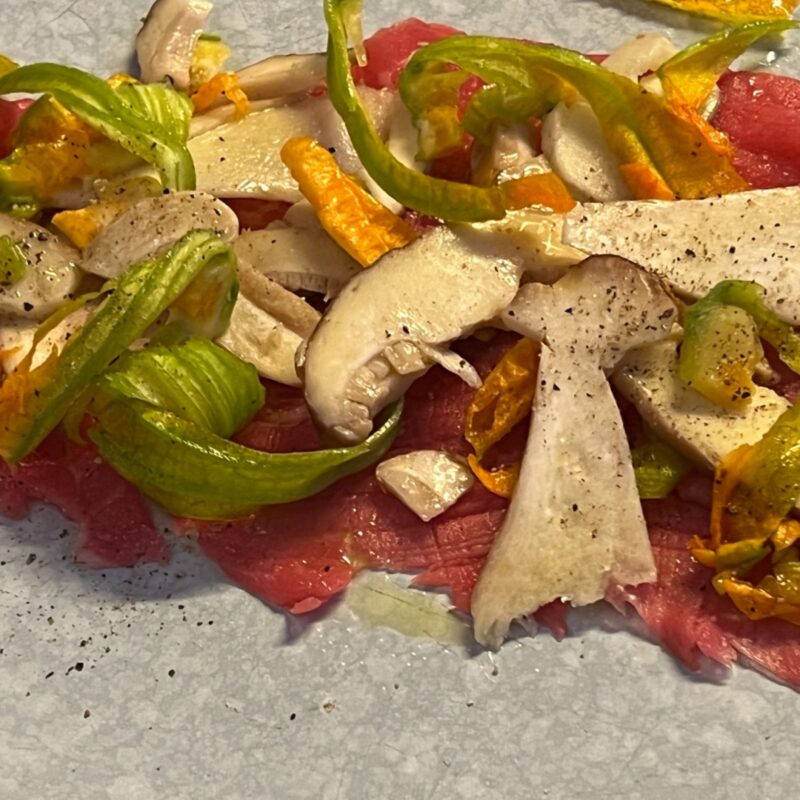 Carpaccio battuto con porcini e fiori di zucchina