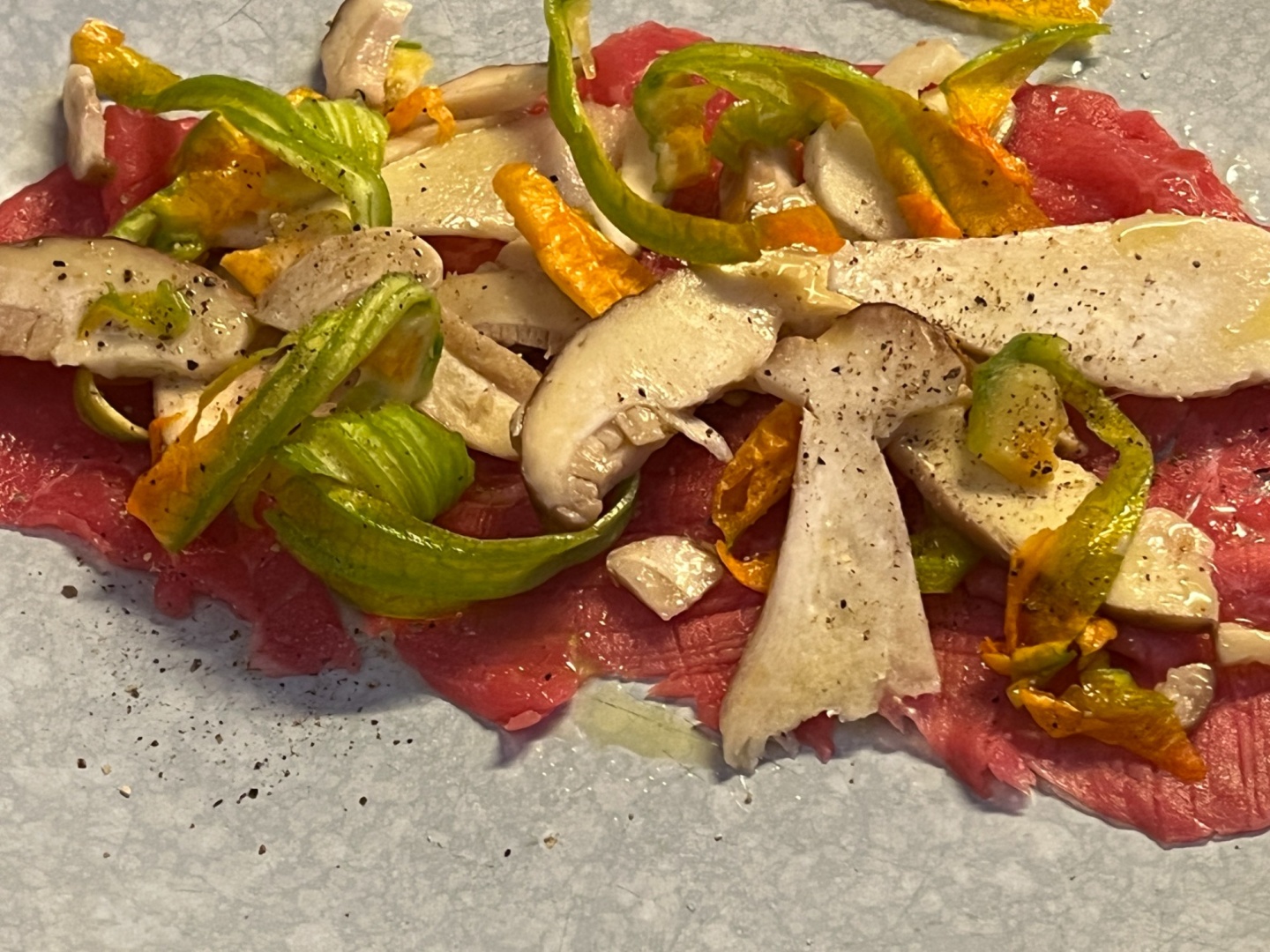 Carpaccio battuto con porcini e fiori di zucchina