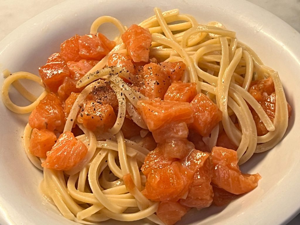 Spaghetti al ragoût crudo di salmone, bottarga e Dry Miso