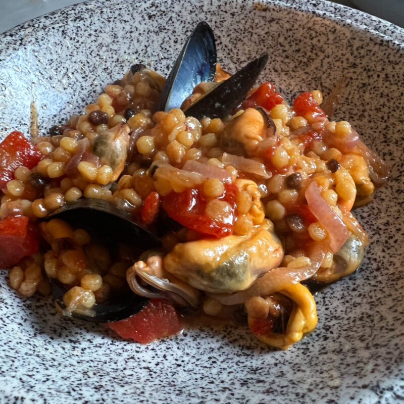 Fregula risottata al pomodoro con le cozze