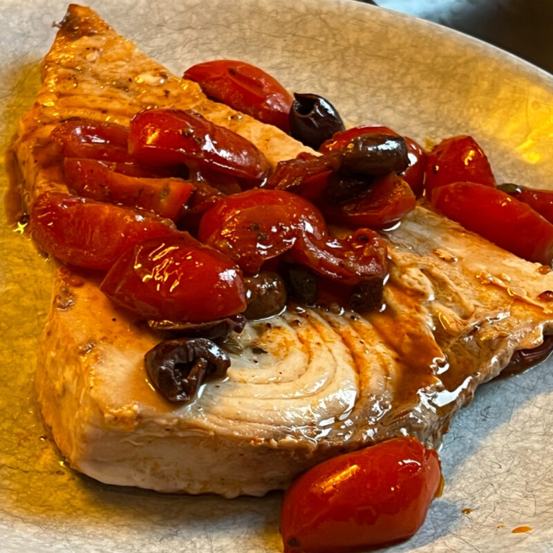 Pesce spada al burro e aglio, con pomodorini, olive e capperi