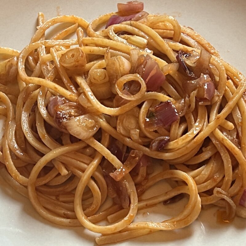 Spaghetti con cipollotti e miso
