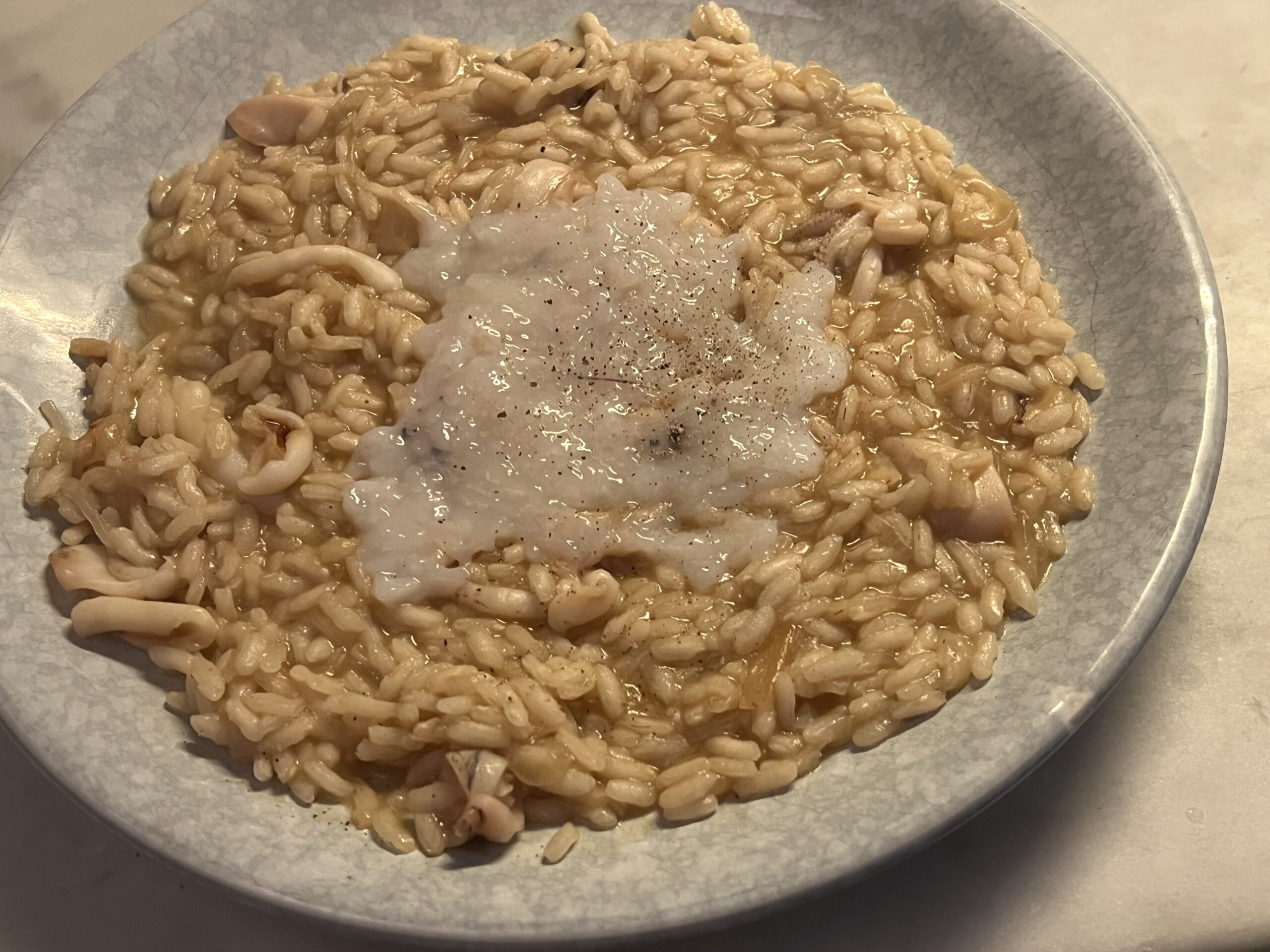 Risotto all’acqua con cipollotto, miso, battuta di calamari crudi