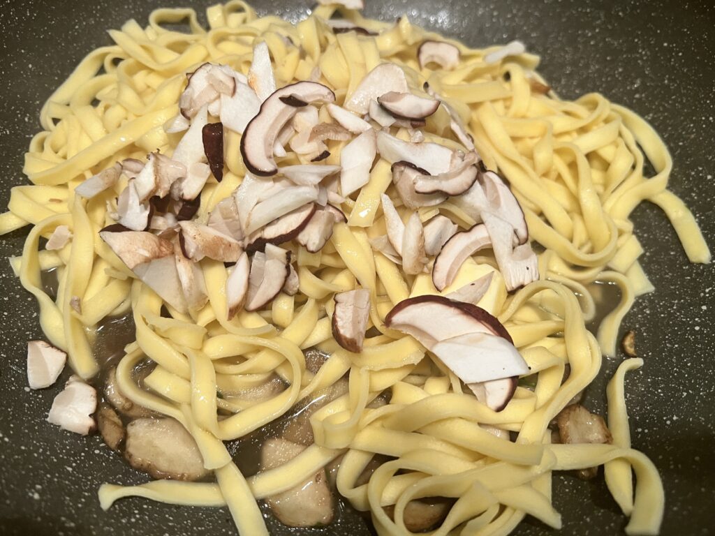 Tagliatelle all’uovo con porcini al burro e crudi