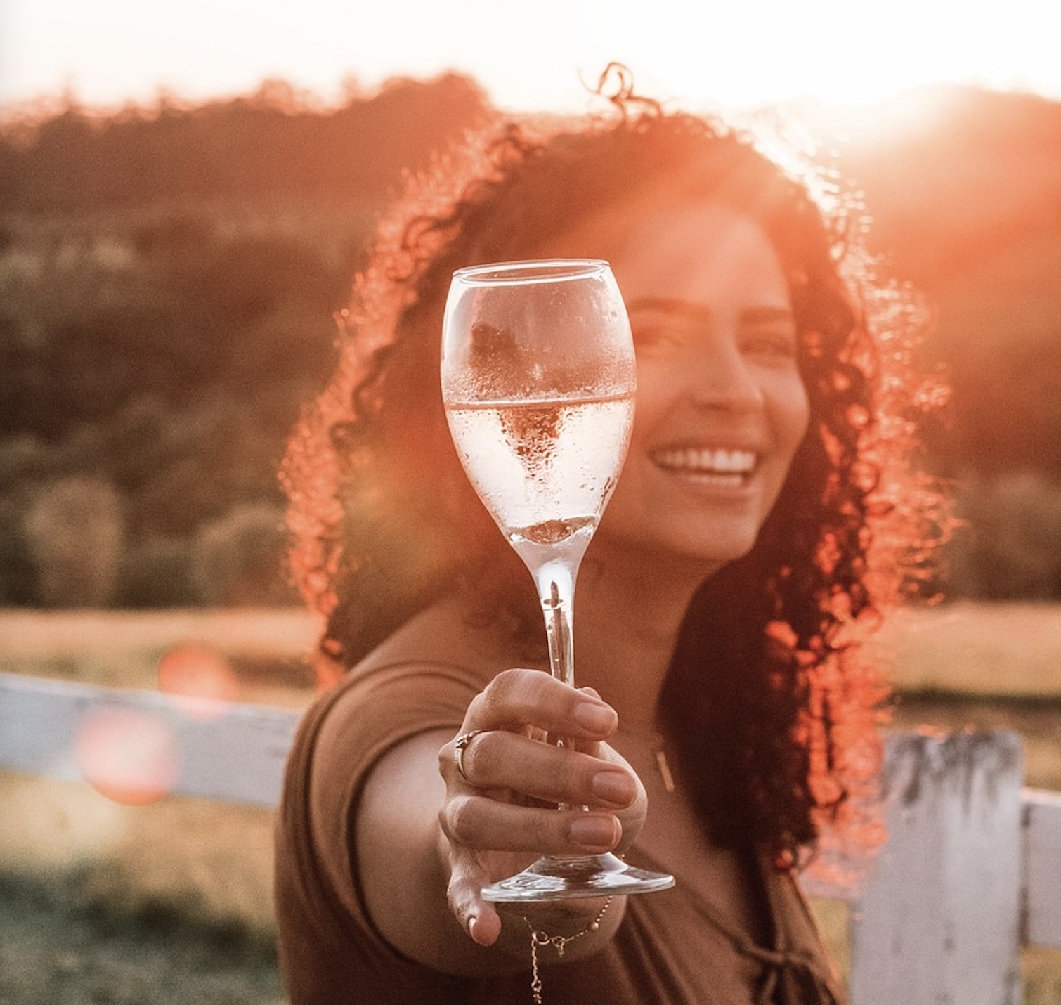 Cinque calici di bollicine per festeggiare Pasqua