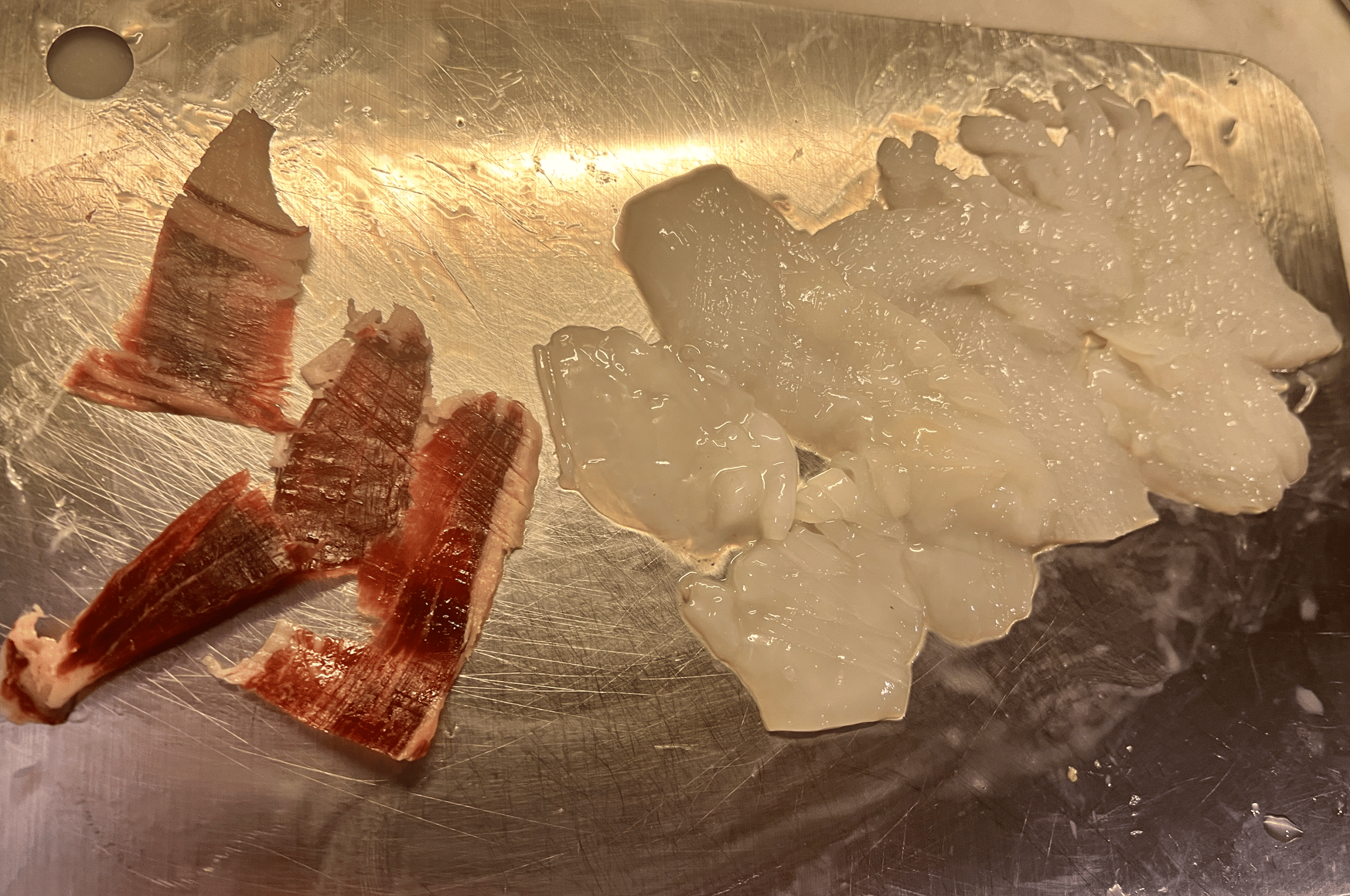 Calamaro crudo e cotto con mezze penne e prosciutto