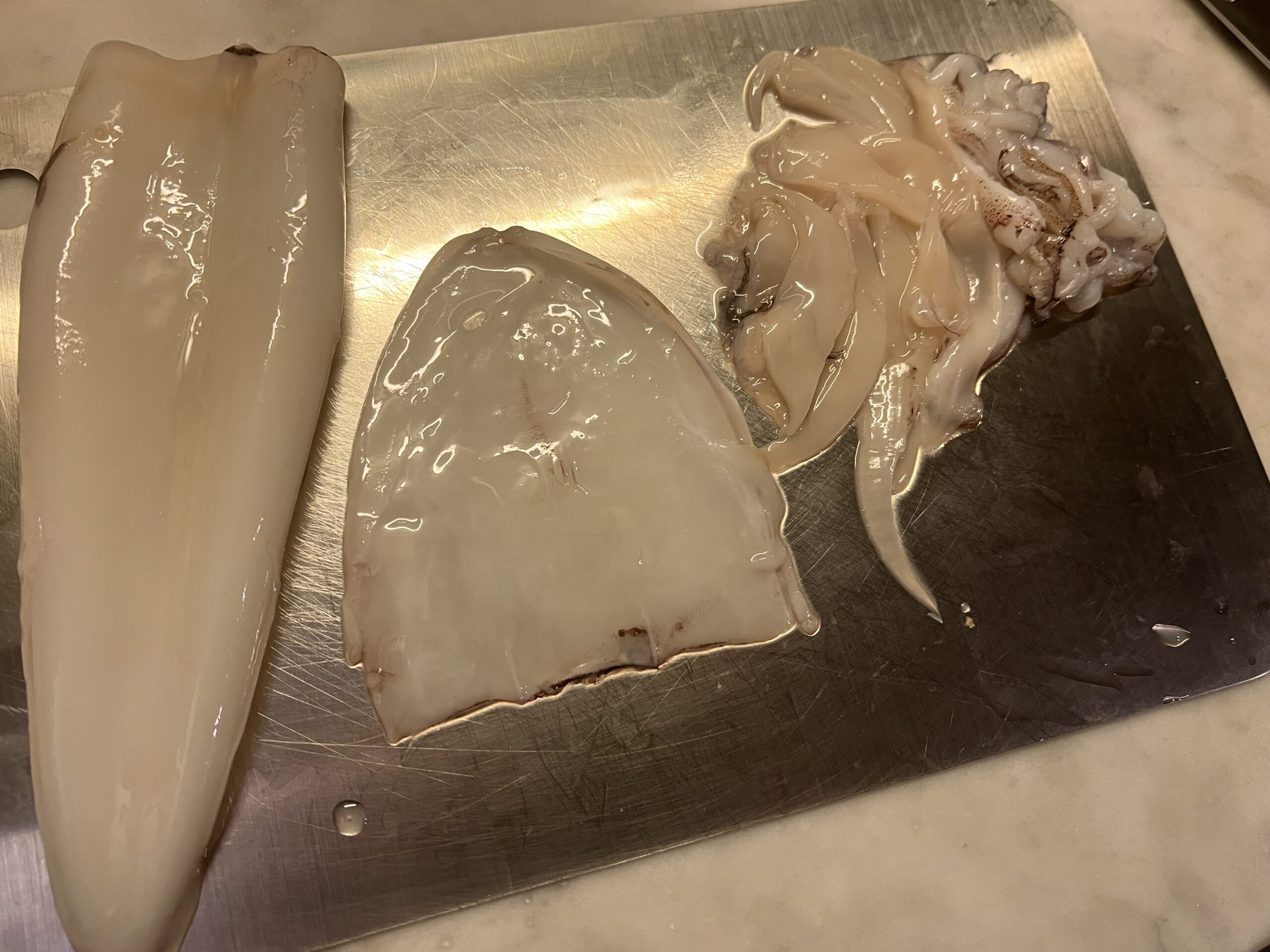 Calamaro crudo e cotto con mezze penne e prosciutto