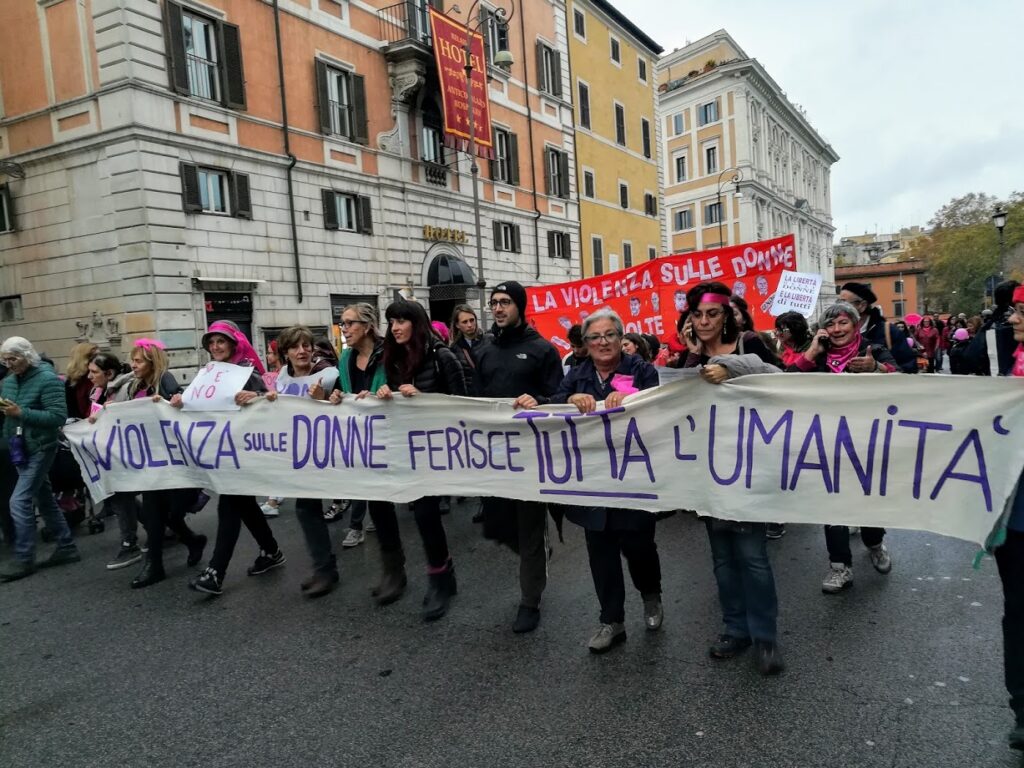 Manifestazione contro la violenza sulle donne a Roma, con striscione 'La violenza sulle donne ferisce tutta l'umanità' per City Lights News.