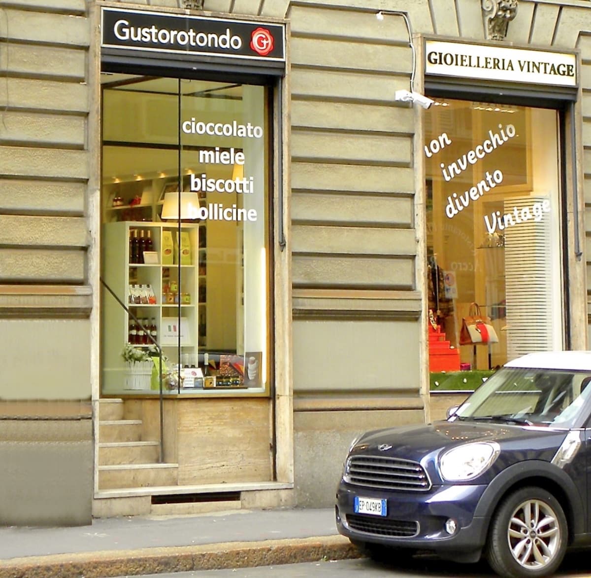 Ingresso della boutique gastronomica Gustorotondo in via Boccaccio a Milano