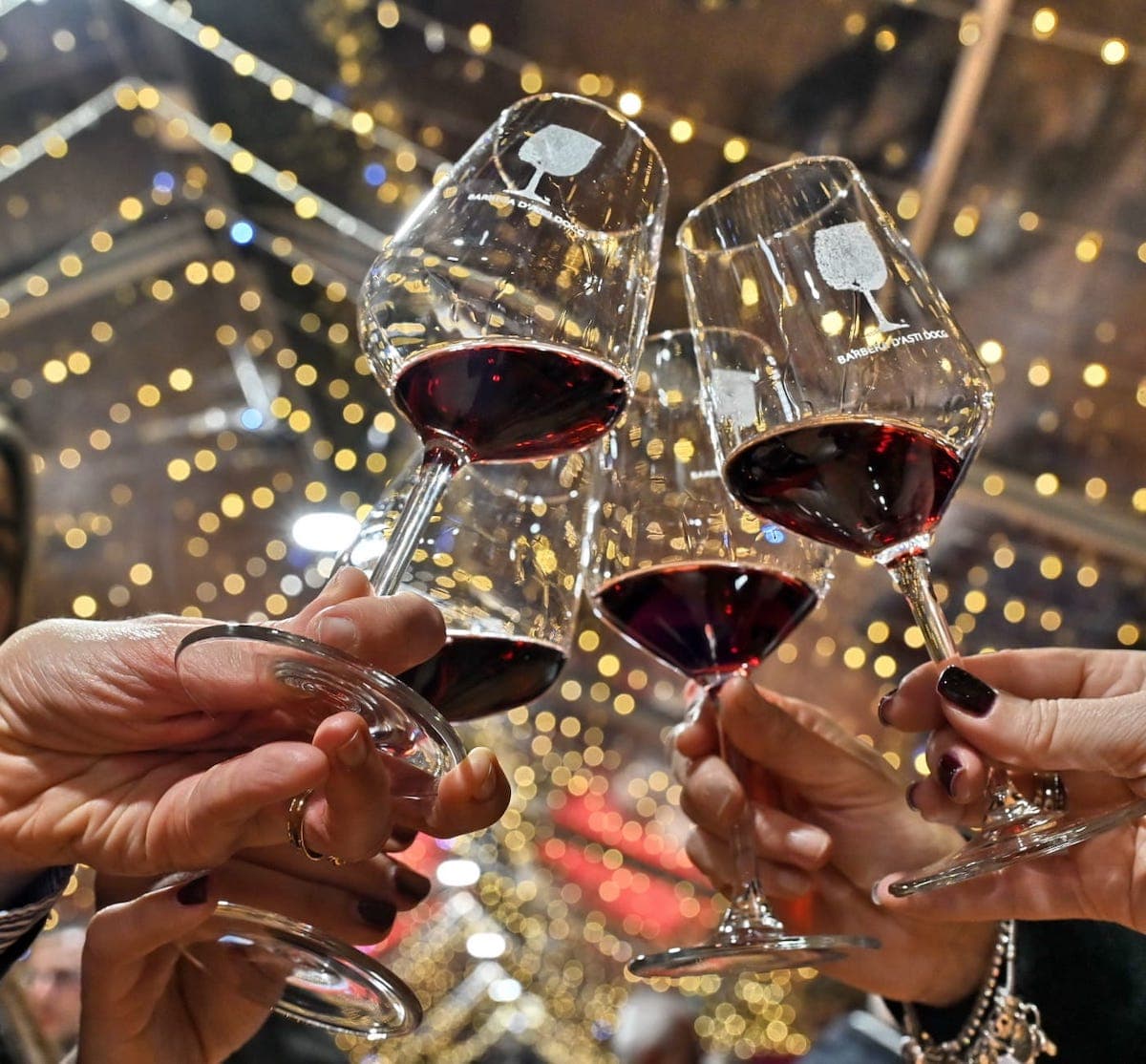 La convivialità e l'allegria di un brindisi con Barbera d’Asti e Vini del Monferrato