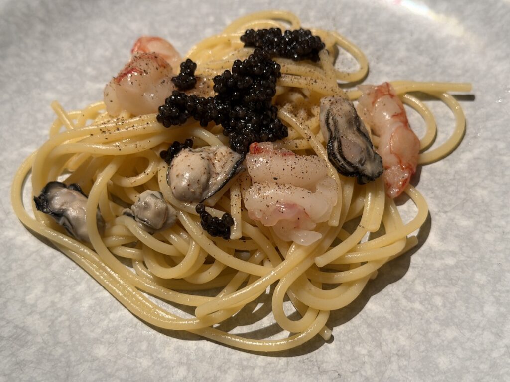 Spaghetti con ostriche La Gamèn, gamberoni e caviale Siberian