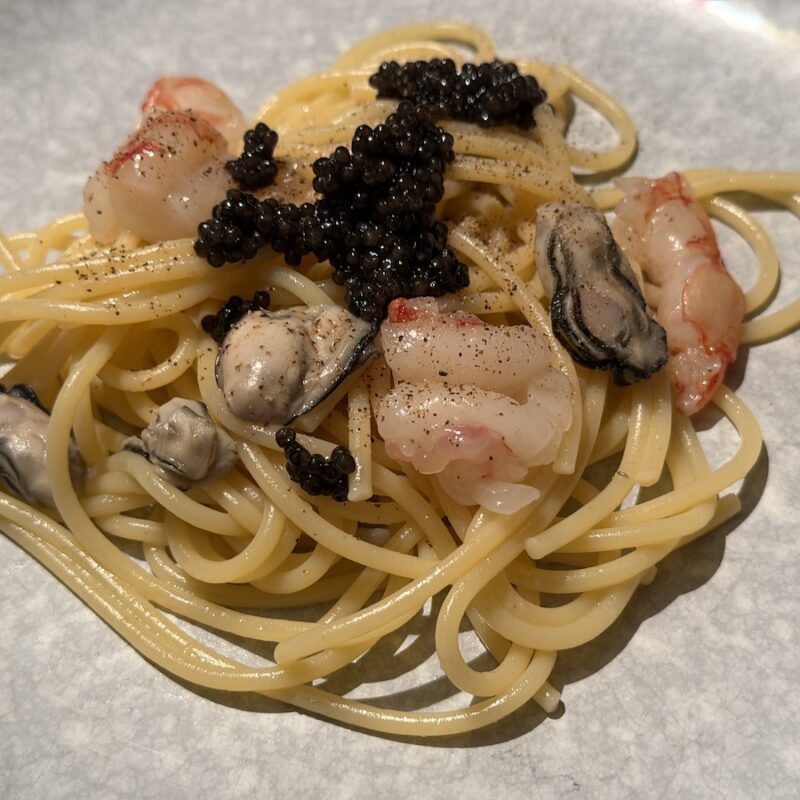 Spaghetti con ostriche La Gamèn, gamberoni e caviale Siberian