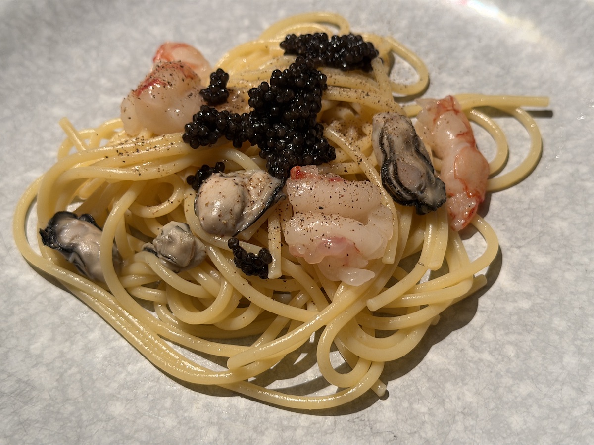 Spaghetti con ostriche La Gamèn, gamberoni e caviale Siberian