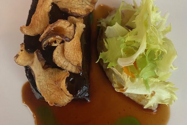 “Guancia-di-manzo-patata-al -rafano, chips di topinambour e salsa alla liquirizia”.