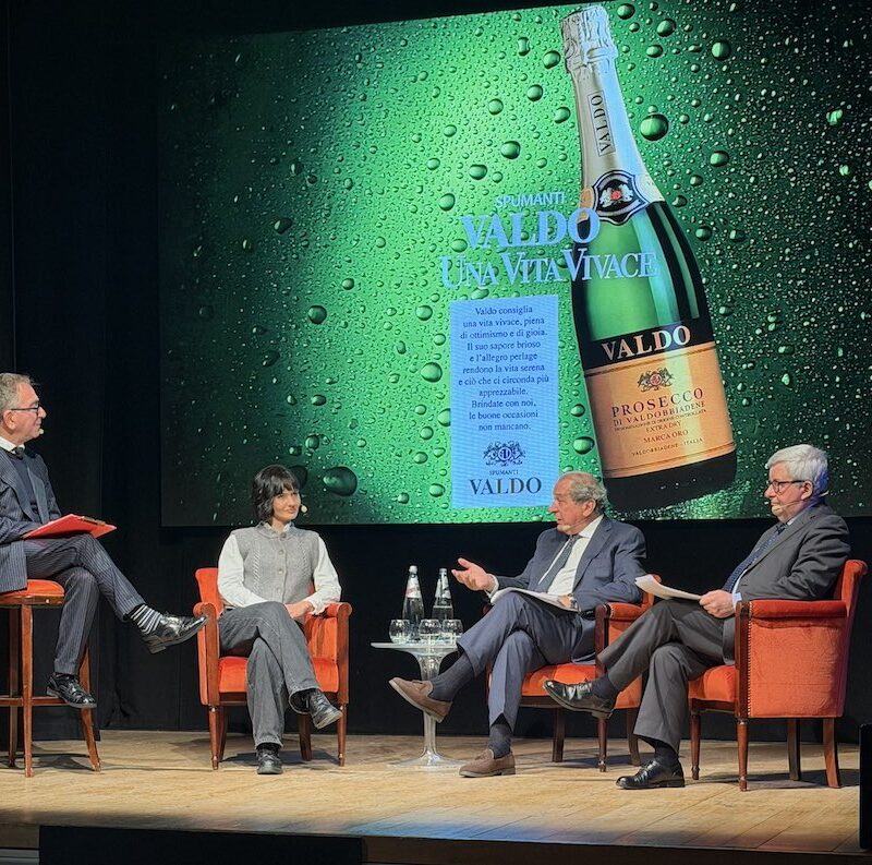 Moderatore e relatori in un momento della tavola rotonda che ha avuto per focus i 100 anni di storia del Prosecco Valdo con Pino Strabioli, Pierluigi Bolla, Chiara Pavan e Giulio Somma