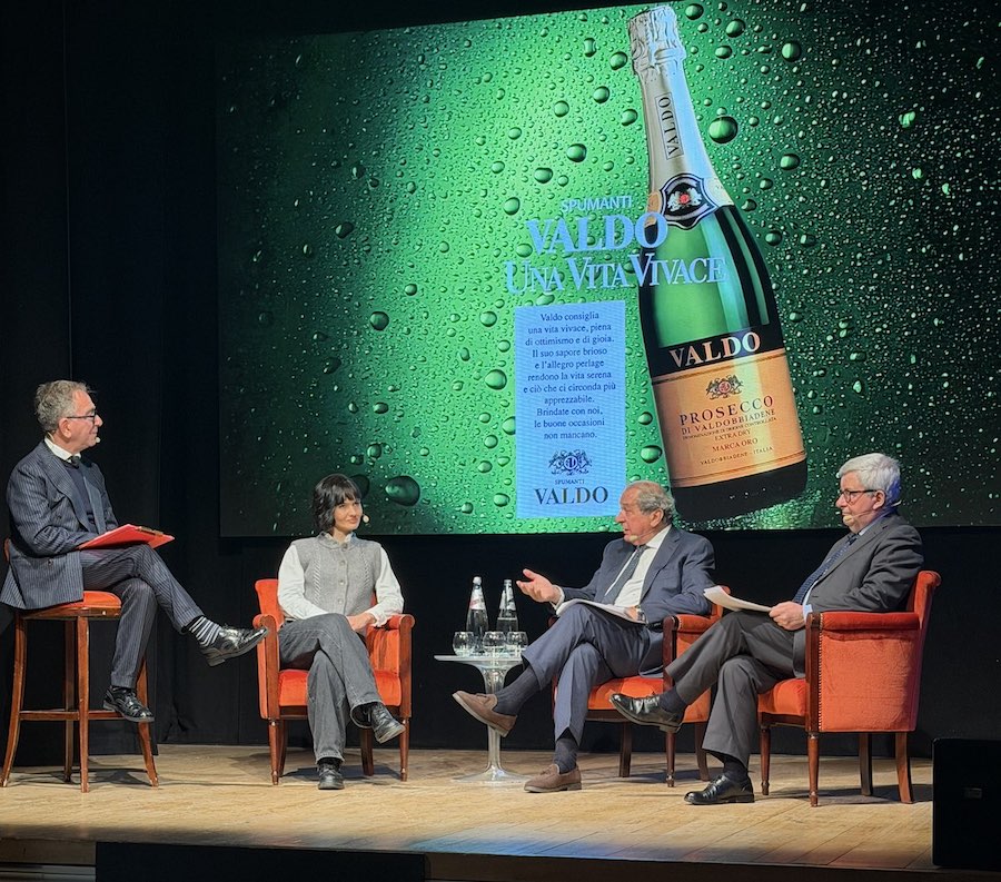 Moderatore e relatori in un momento della tavola rotonda che ha avuto per focus i 100 anni di storia del Prosecco Valdo con Pino Strabioli, Pierluigi Bolla, Chiara Pavan e Giulio Somma