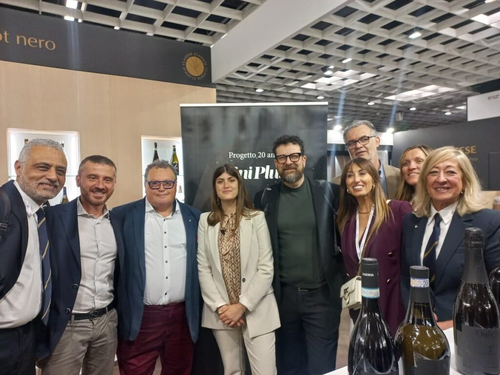 Oltre la vista: il vino lombardo diventa inclusivo con l’etichetta "Senza 1 Senso"