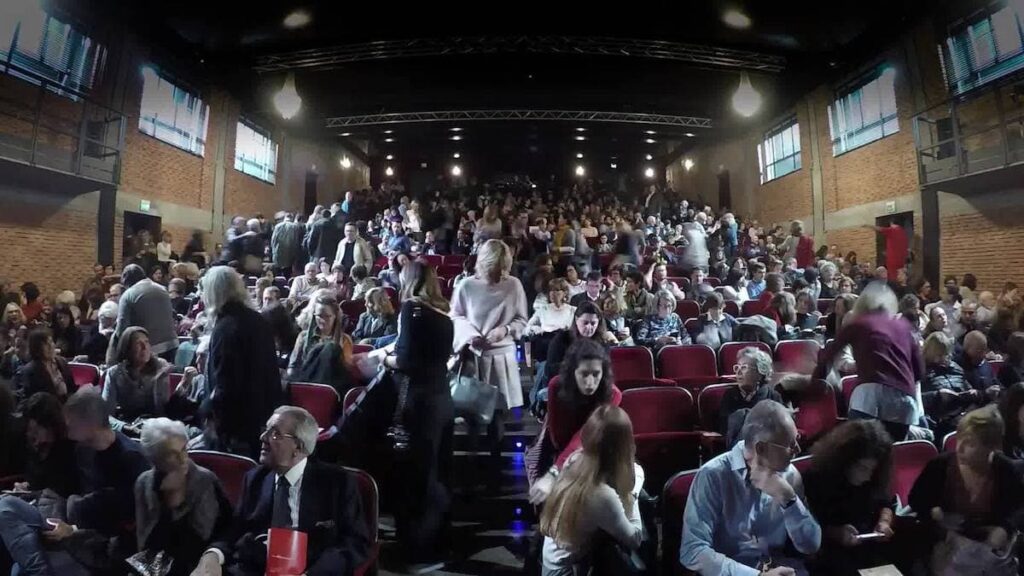 Pubblico al Teatro Franco Parenti di Milano per il Gastronomika Festival 2026