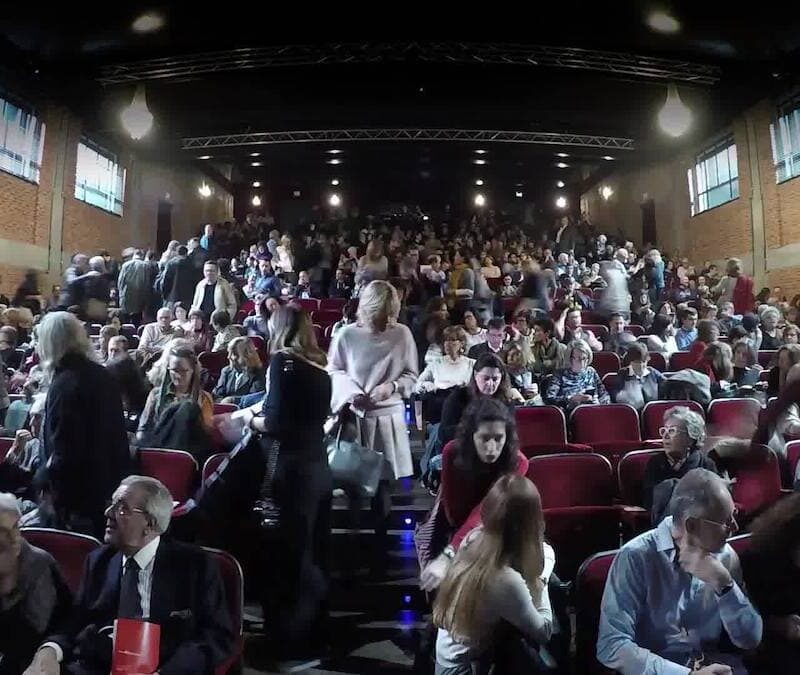 Pubblico al Teatro Franco Parenti di Milano per il Gastronomika Festival 2026