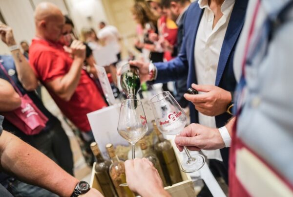 L' affollato banco di assaggio dei vini selzionati da Doctor Wine