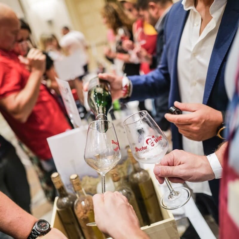 L' affollato banco di assaggio dei vini selzionati da Doctor Wine