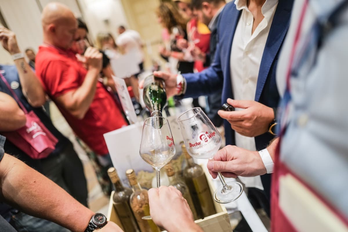 L' affollato banco di assaggio dei vini selzionati da Doctor Wine