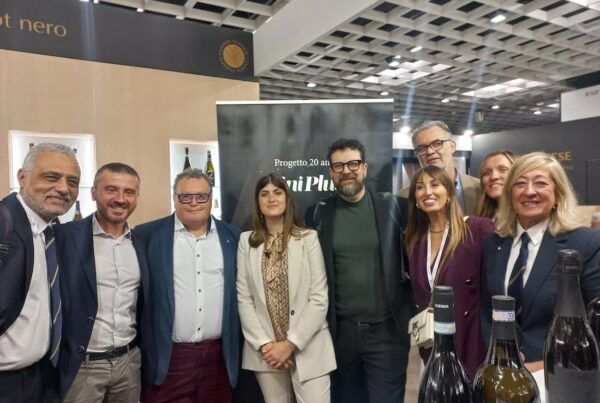 Oltre la vista: il vino lombardo diventa inclusivo con l’etichetta "Senza 1 Senso"