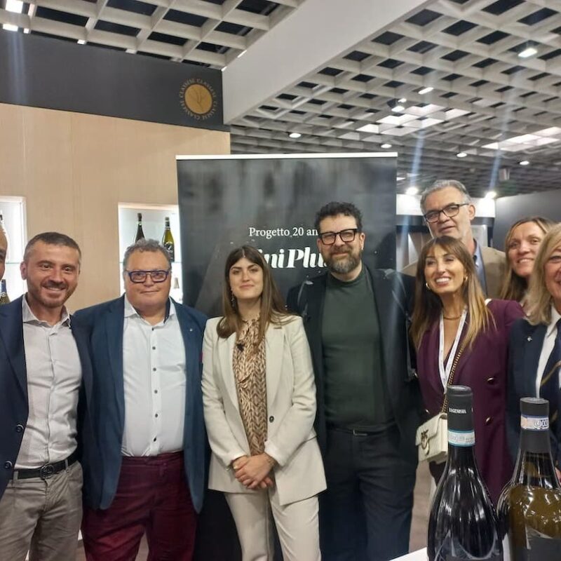 Oltre la vista: il vino lombardo diventa inclusivo con l’etichetta "Senza 1 Senso"