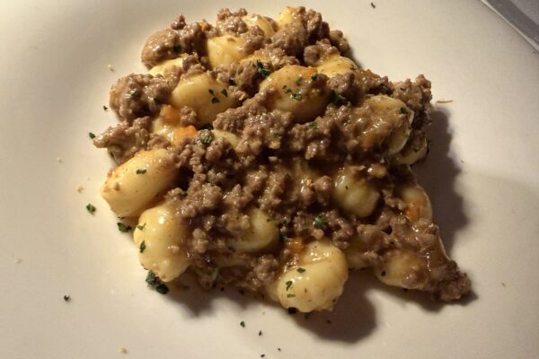 gli gnocchi conditi con il saporito ragù
