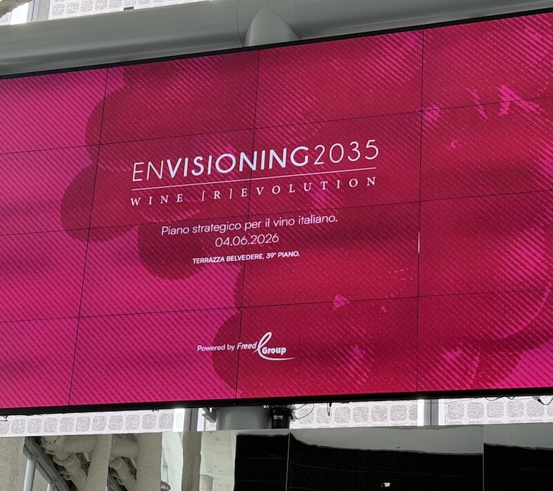 Maxischermo fucsia con il logo dell'evento Envisioning 2035 Wine Revolution alla Terrazza Belvedere di Palazzo Regione Lombardia.