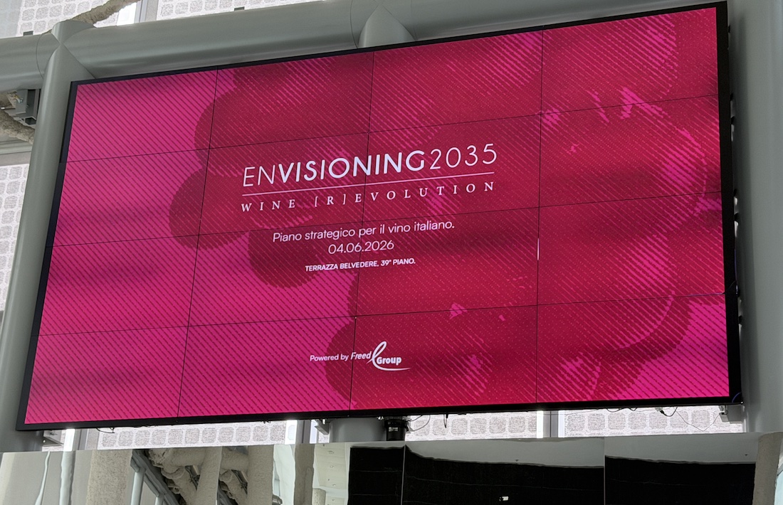 Maxischermo fucsia con il logo dell'evento Envisioning 2035 Wine Revolution alla Terrazza Belvedere di Palazzo Regione Lombardia.