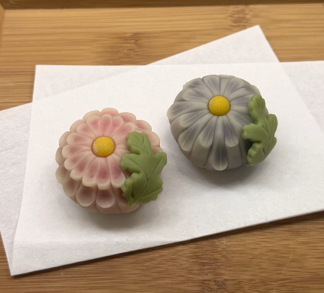 Wagashi a forma di crisantemo di Wagashi Mariko